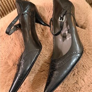 Tahari Black Pointed Toe Heels